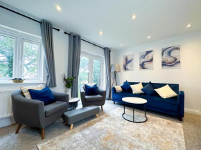 Modern 3 Bedroom 3 En Suite sleeps 8 Townhouse Close to City Centre